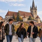 Cinci tineri în Piața Sfatului, Brașov