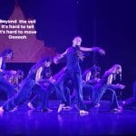 Grup de dansatoare pe scenă, în lumină violetă