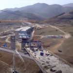 Șantier de pod feroviar într-o vale montană