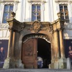 Intrare barocă monumentală a unei clădiri istorice