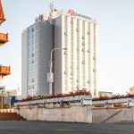 Hotel Continental Sibiu lângă clădire tradițională cu balcoane