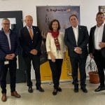 Cinci persoane pozând în fața bannerului G. Englmayer