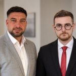Doi bărbați în costume într-un birou modern
