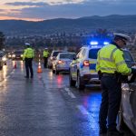 Polițiști verifică șoferi la filtru rutier pe ploaie