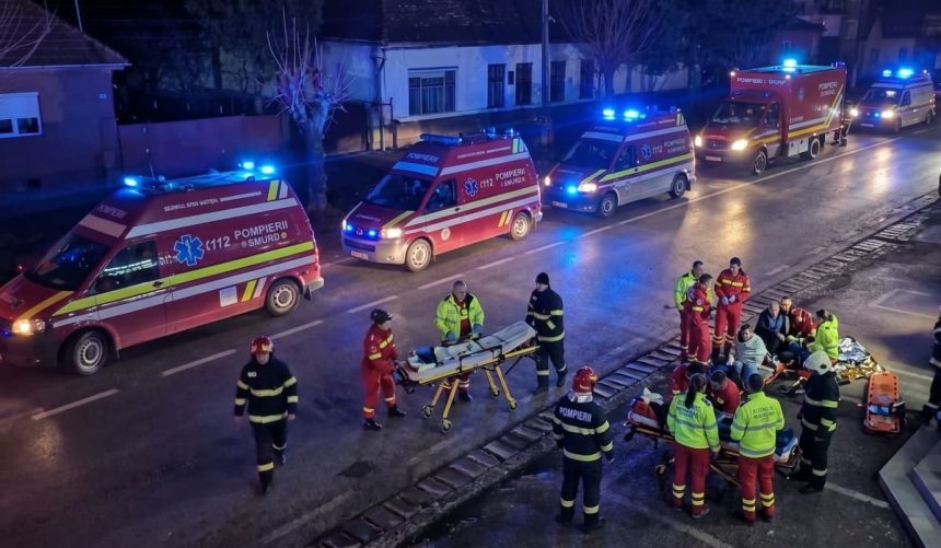 Echipaje SMURD și pompieri acordă ajutor medical nocturn