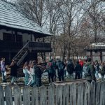 Grup de vizitatori la muzeu în aer liber