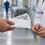 Pacient oferă medicului un plic cu bani