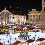 Târg de Crăciun iluminat, cu brad uriaș și patinoar