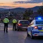 Control rutier al poliției într-un sat, la apus