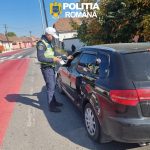 Polițist rutier verifică documentele unui șofer pe stradă