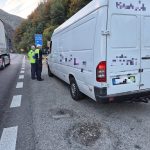 Polițiști verifică o dubă lângă Parcul Național Cozia