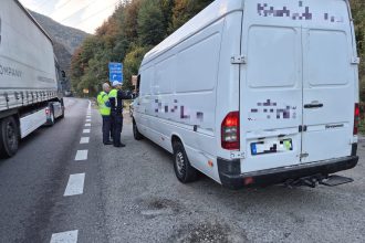 Polițiști verifică o dubă lângă Parcul Național Cozia