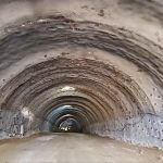 Tunel subteran în construcție, cu pereți de beton ancorați